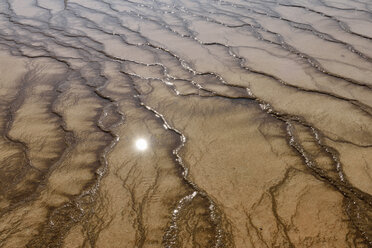 USA, Wyoming, Yellowstone National Park, Grand Prismatic Spring, Wasser mit Muster - RUEF001560