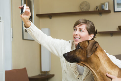 Frau macht Selfie mit ihrem Rhodesian Ridgeback Hund - JTLF000052