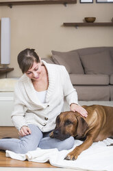 Frau streichelt ihren Rhodesian Ridgeback Hund - JTLF000055