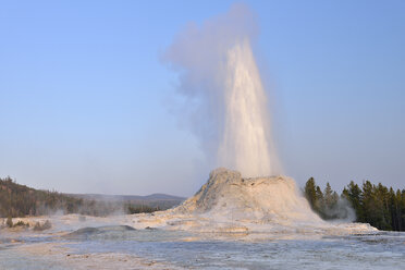 USA, Wyoming, Yellowstone-Nationalpark, Ausbruch des Castle-Geysirs - RUEF001566