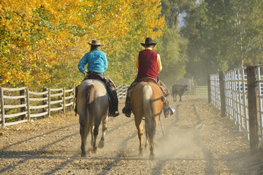 USA, Wyoming, Cowboy und Cowgirl auf Pferden - RUEF001573