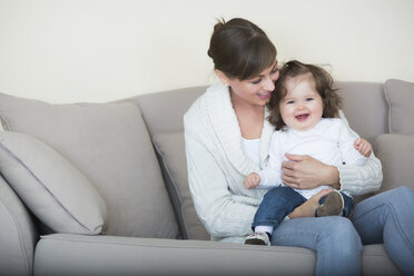 Frau mit ihrer Tochter auf der Couch - JTLF000058