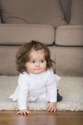 Kleines Mädchen krabbelt auf Teppich - JTLF000059