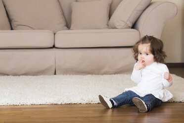 Kleines Mädchen sitzt auf dem Boden - JTLF000060