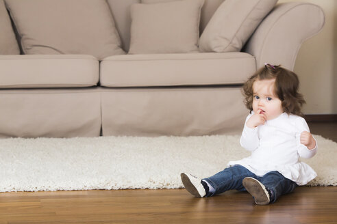 Little girl sitting on the floor - JTLF000060
