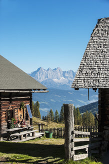 Österreich, Altenmarkt-Zauchensee, Paar auf Almhütte in Berglandschaft - HHF005154