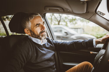 Glücklicher Mann fährt Auto, lizenzfreies Stockfoto