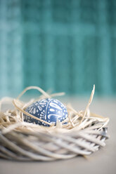 Easter decoration with wreath, straw and wooden egg - GIS000058
