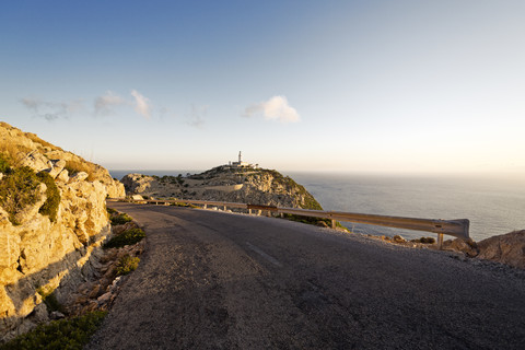 Spanien, Mallorca, Cap Formentor, Leuchtturm und Küstenstraße, lizenzfreies Stockfoto