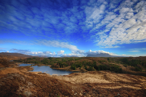 UK, Schottland, Sutherland, Landschaft mit Wolken, lizenzfreies Stockfoto