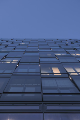Deutschland, Berlin, Fassade eines modernen Bürogebäudes, lizenzfreies Stockfoto