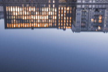 Deutschland, Berlin, Wasserreflexionen eines beleuchteten Bürogebäudes - ZMF000374