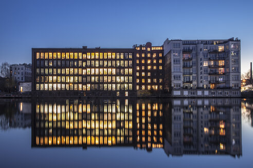 Deutschland, Berlin, beleuchtetes Bürogebäude und Wasserspiegelungen am Abend - ZMF000375