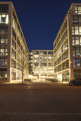 Deutschland, Berlin, beleuchtete moderne Bürogebäude im Neubaugebiet - ZMF000377
