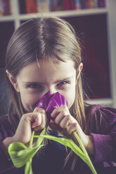 Kleines Mädchen riecht an Tulpen - SARF001499