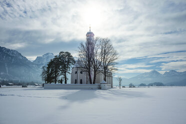 Deutschland, Bayern, Blick auf die St. Coloman Kirche vor den Tannheimer Bergen im Winter - WGF000624