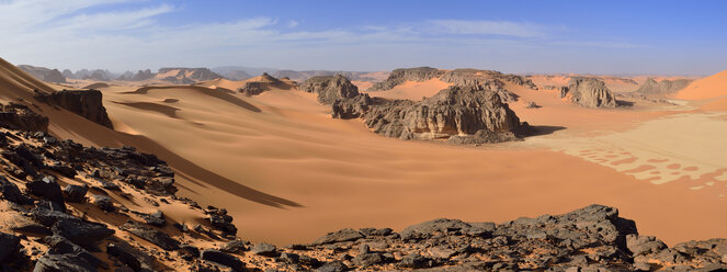 Africa, Algeria, Sahara, Tassili N'Ajjer National Park, Sandstone rocks and sand dunes at Ouan Zaouatan - ESF001551