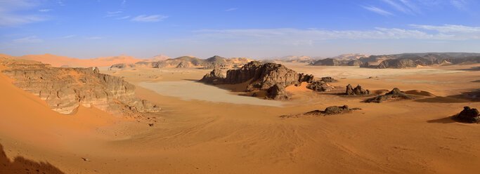 Afrika, Algerien, Sahara, Tassili N'Ajjer National Park, Sandsteinfelsen und Sanddünen bei Ouan Zaouatan - ESF001552