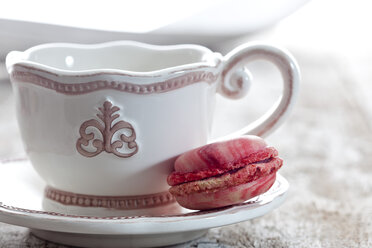 Kaffeetasse mit Himbeermacaron - CSF024882