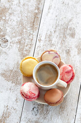 Tasse Kaffee mit fünf Macarons auf Untertasse - CSF024886