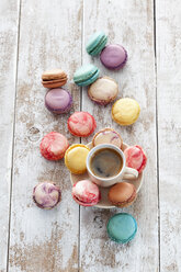 Tasse Kaffee und Macarons auf Holz - CSF024887