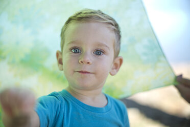 Porträt eines kleinen Jungen im Freien - ZEF003768