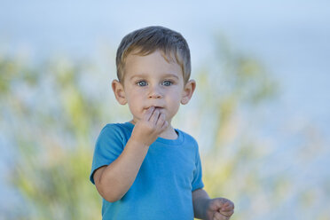 Porträt eines kleinen Jungen im Freien - ZEF003770