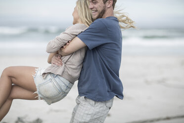 Glückliches junges Paar am Strand - ZEF004004