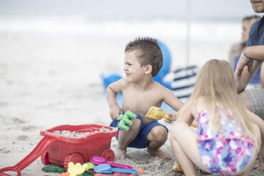 Kinder am Strand spielen mit Strandspielzeug - ZEF004006