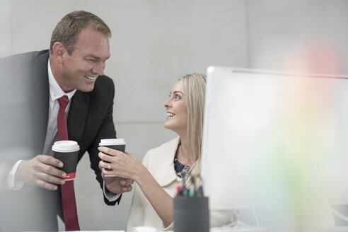 Geschäftsmann und Geschäftsfrau trinken Kaffee im Büro - ZEF004538
