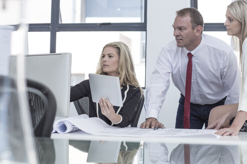 Businesspeople having a meeting in office - ZEF004544