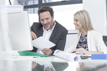 Geschäftsleute, die im Büro arbeiten - ZEF004556