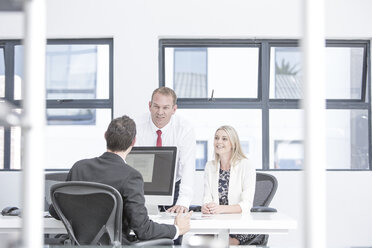 Geschäftsleute bei einem Treffen im Büro - ZEF004568