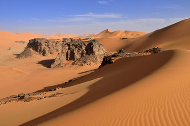 Algeria, Sahara desert, sand dunes and rock towers at Ouan Zaouatan - ESF001553