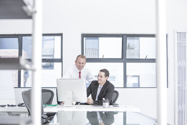 Geschäftsleute, die im Büro arbeiten - ZEF004574