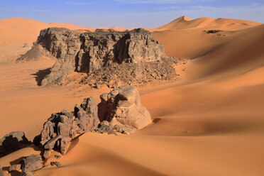 Algeria, Sahara desert, sand dunes and rock towers at Ouan Zaouatan - ESF001555