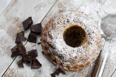 Schokoladenkuchen mit Puderzucker bestreut - CSF024913