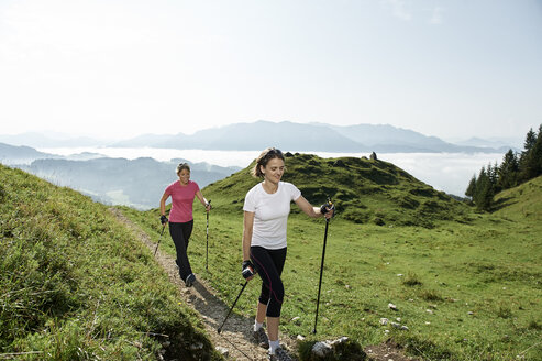 Österreich, Zwei Frauen beim Nordic Walking am Kranzhorn - MAOF000064