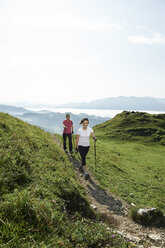 Österreich, Zwei Frauen beim Nordic Walking am Kranzhorn - MAOF000008