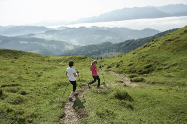 Österreich, Zwei Frauen beim Nordic Walking am Kranzhorn - MAOF000065