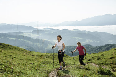 Österreich, Zwei Frauen beim Nordic Walking am Kranzhorn - MAOF000066
