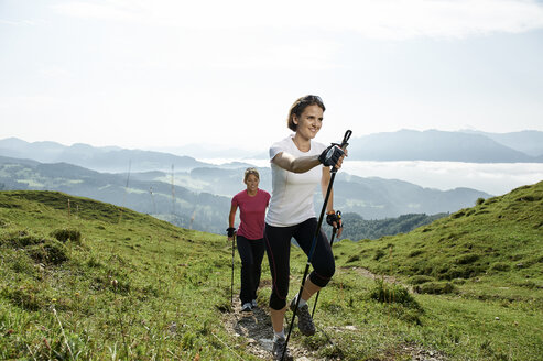 Österreich, Zwei Frauen beim Nordic Walking am Kranzhorn - MAOF000067
