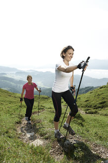 Österreich, Zwei Frauen beim Nordic Walking am Kranzhorn - MAOF000068