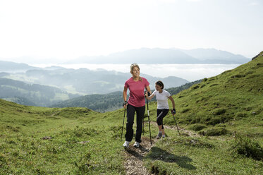 Österreich, Zwei Frauen beim Nordic Walking am Kranzhorn - MAOF000070