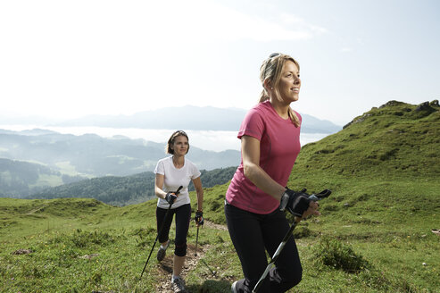 Österreich, Zwei Frauen beim Nordic Walking am Kranzhorn - MAOF000071