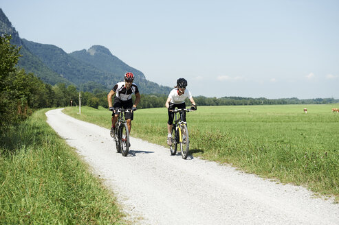 Austria, Kranzhorn, Couple mountain biking - MAOF000072