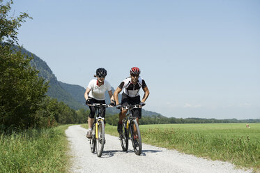 Austria, Kranzhorn, Couple mountain biking - MAOF000073