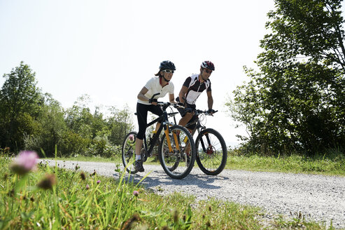 Austria, Kranzhorn, Couple mountain biking - MAOF000089