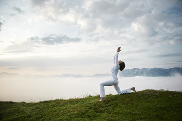 Österreich.Kranzhorn, Mittlere erwachsene Frau übt Yoga auf dem Berggipfel - MAOF000015