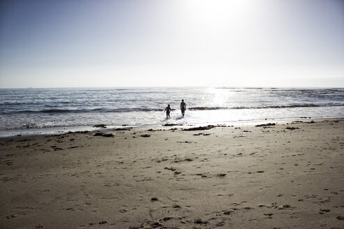 Namibia, Swakopmund, zwei Jungen spielen am Meer - GSF001006